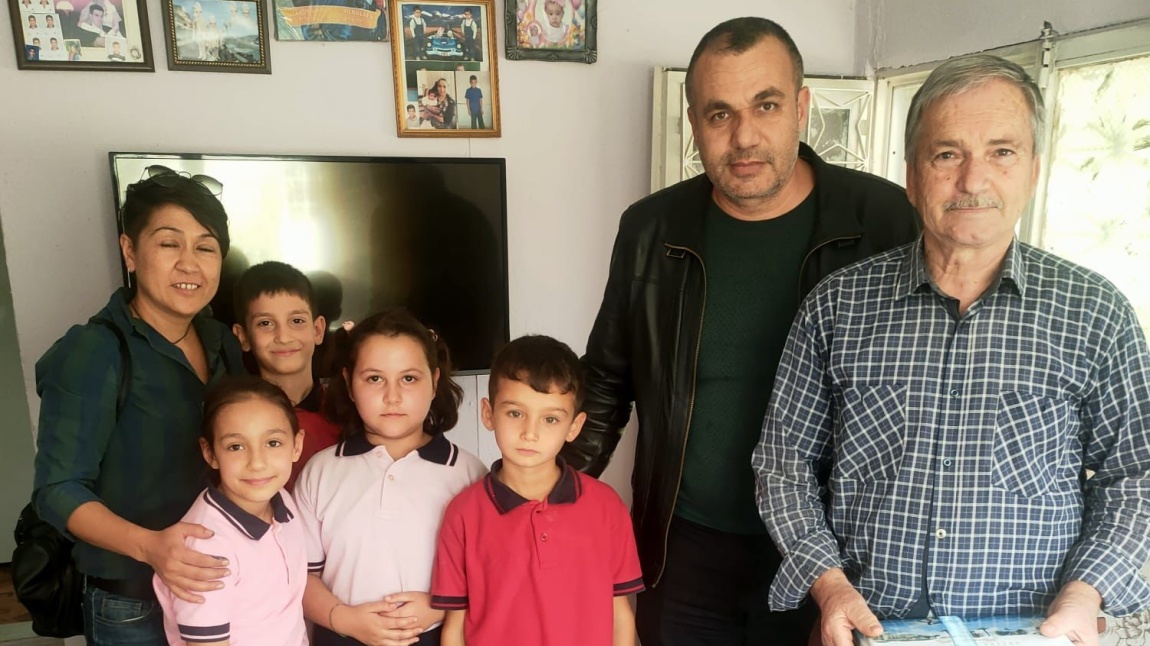 Cumhuriyetimizin 100. yılı kutlamaları kapsamında mahallemizde yaşayan Kıbrıs Gazisi Mahmut Eroğlu, öğrencilerimiz ve öğretmenlerimizle evinde ziyaret edilerek onurlandırılmıştır. 